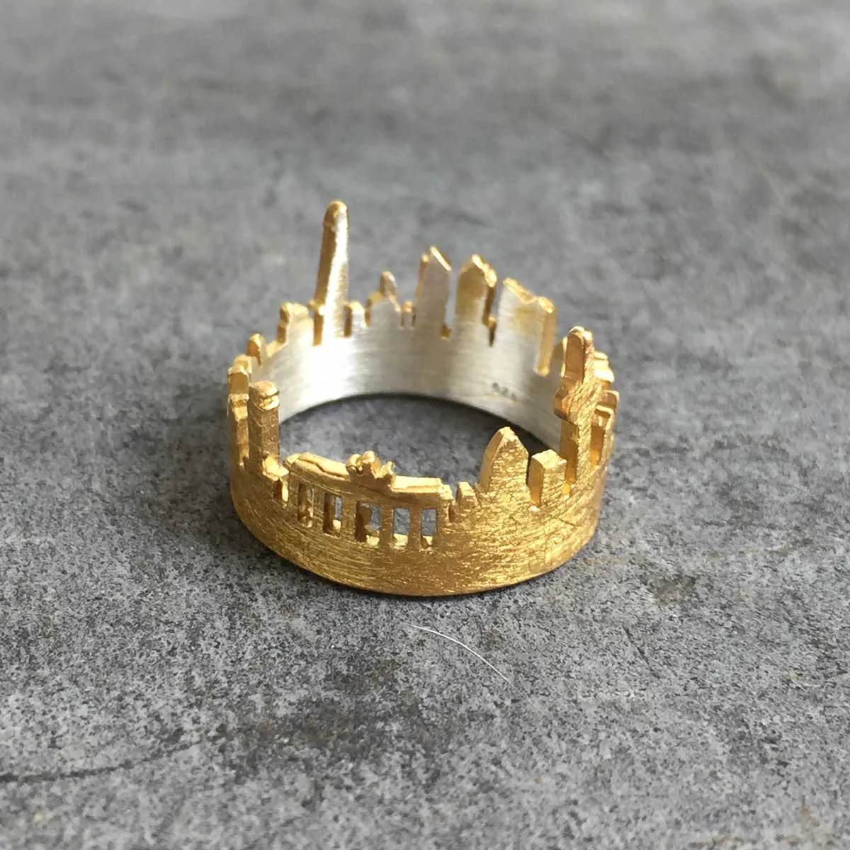 'Berlin silhouette' ring | 24k Gold-plated