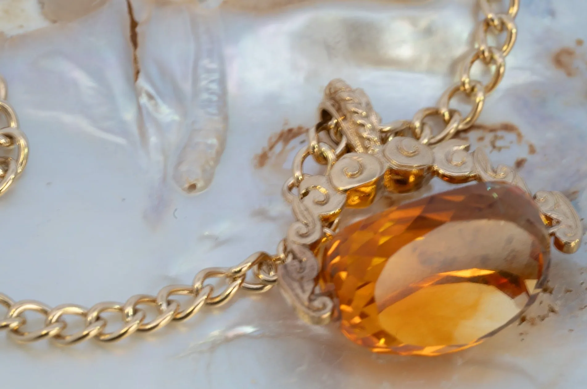 Cherish Love: Vintage 9ct Yellow Gold Citrine Spinner Pendant & Chain