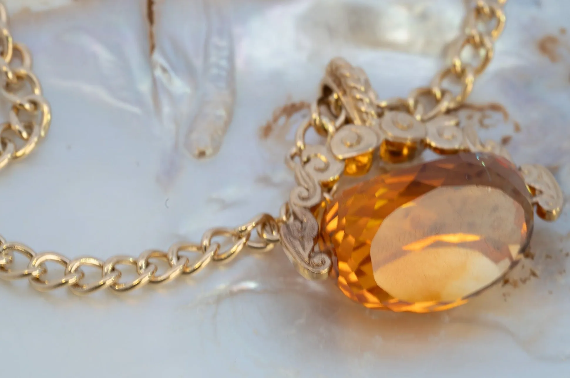 Cherish Love: Vintage 9ct Yellow Gold Citrine Spinner Pendant & Chain