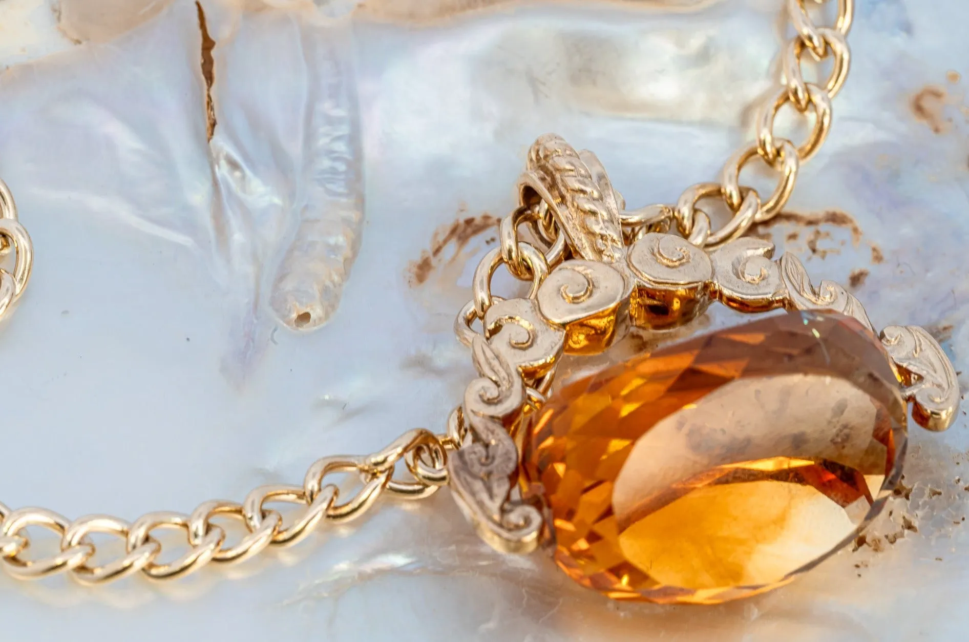 Cherish Love: Vintage 9ct Yellow Gold Citrine Spinner Pendant & Chain