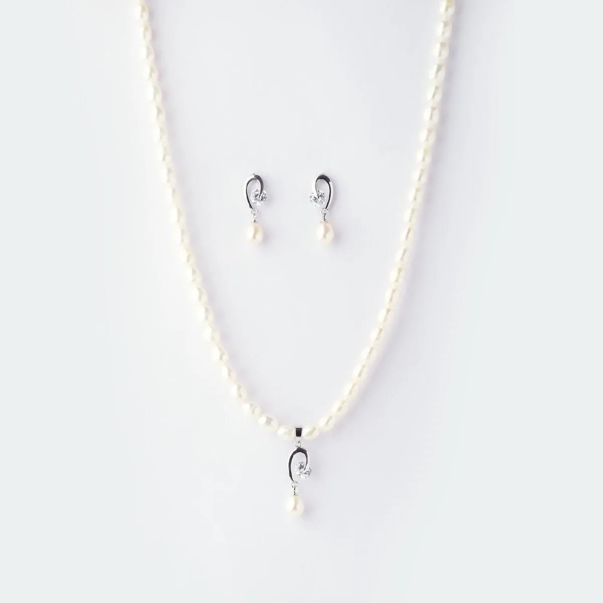 Elegant Pearl Necklace Set