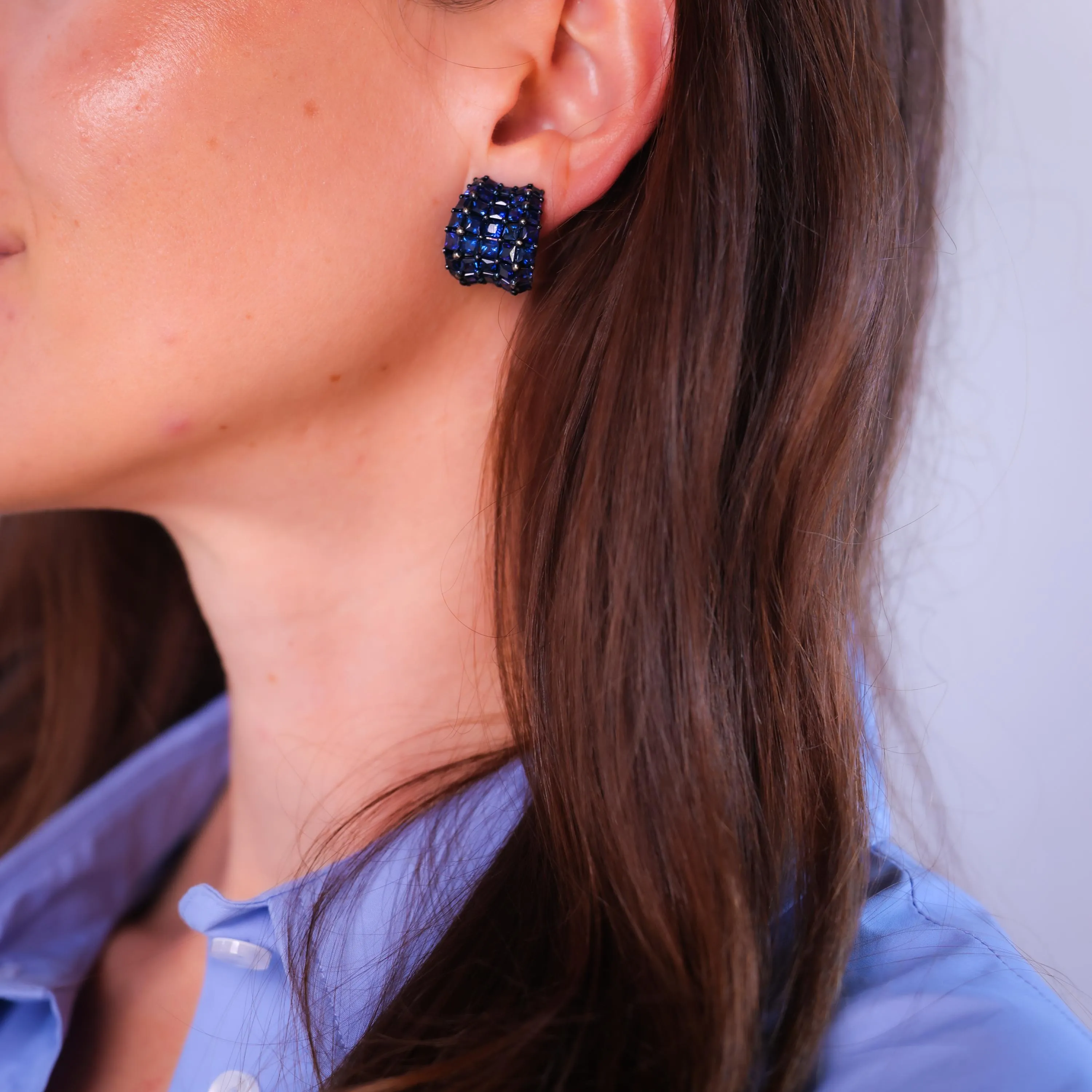 Luxurious contemporary 18 carat total weight sapphire 18K gold earrings