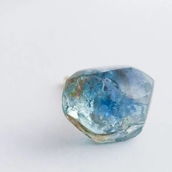 Rough stone sapphire stud