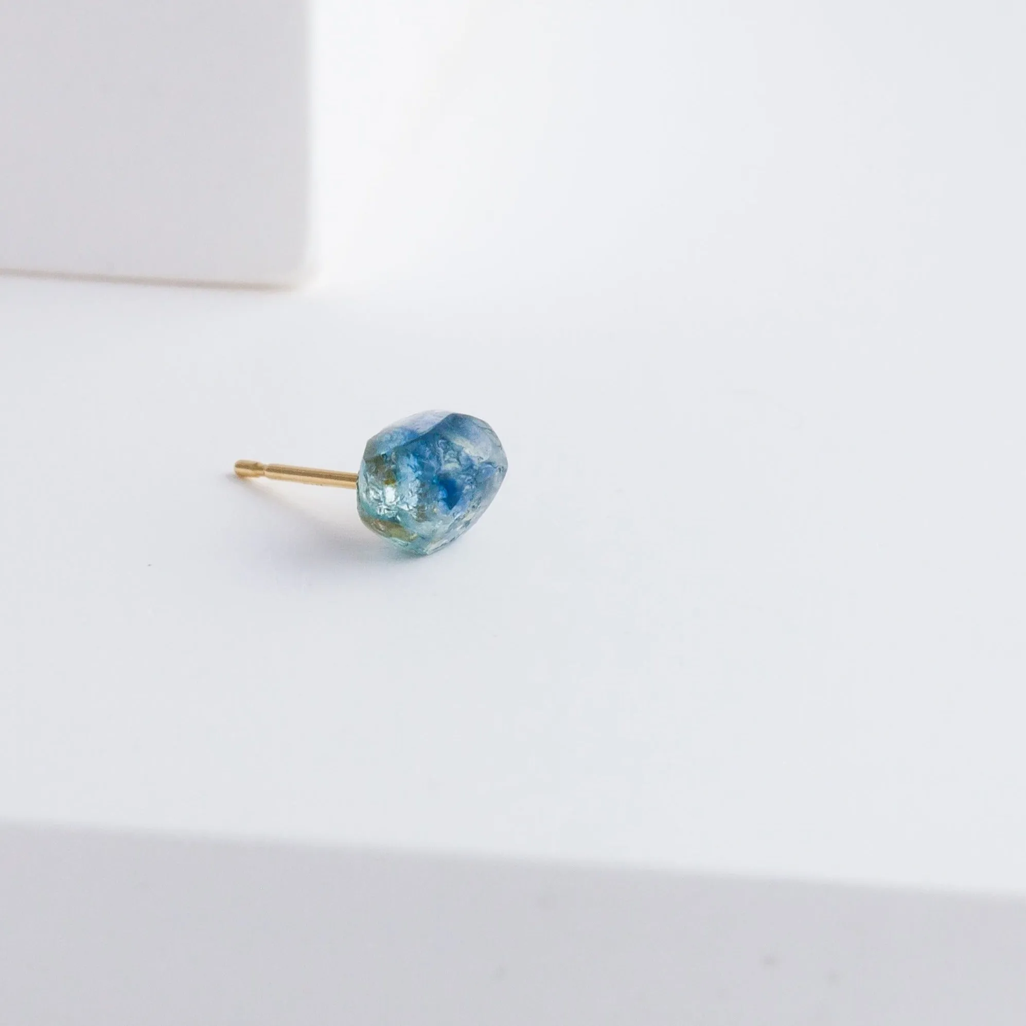 Rough stone sapphire stud