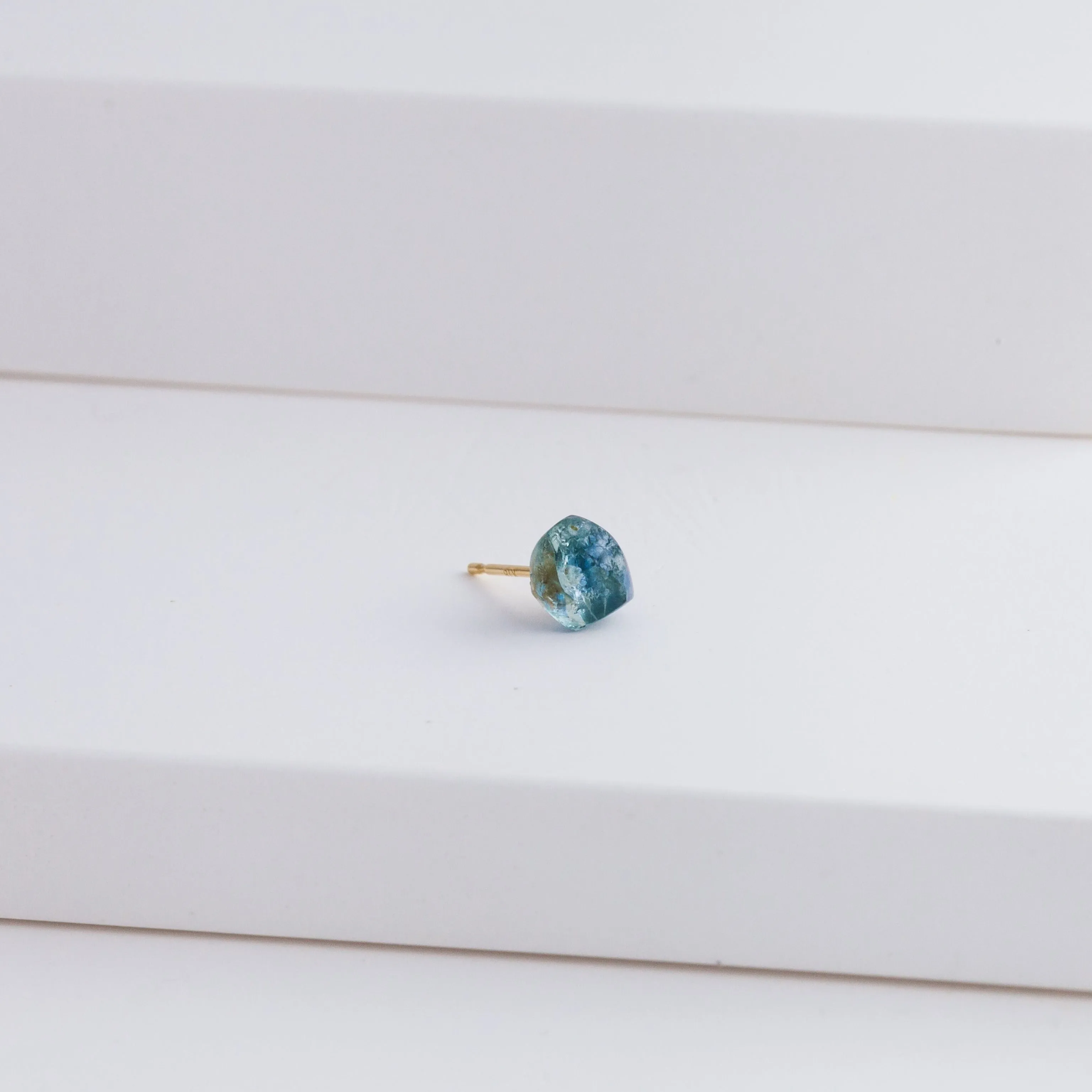 Rough stone sapphire stud