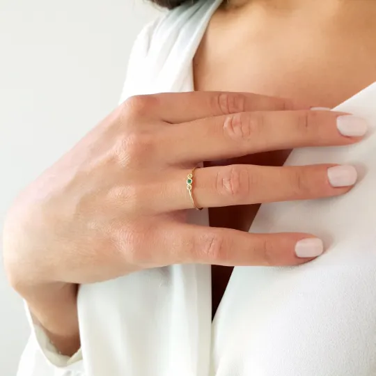 Yellow diamonds and emerald gemstones ring in solid gold