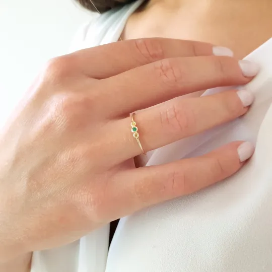 Yellow diamonds and emerald gemstones ring in solid gold